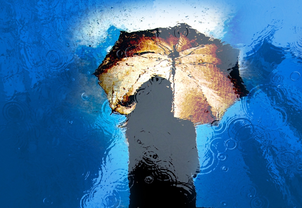 青色と傘と女性